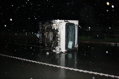 Sağanak yağışda kontrolün kaybeden araç 20 metre sürüklendi