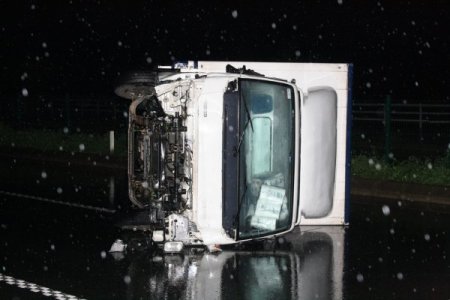 Sağanak yağışda kontrolün kaybeden araç 20 metre sürüklendi