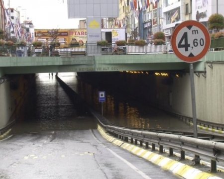 Sağanak Yağmur Alt Geçidi Kapattı