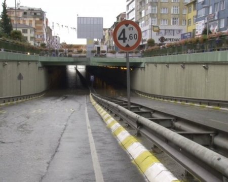 Sağanak Yağmur Alt Geçidi Kapattı