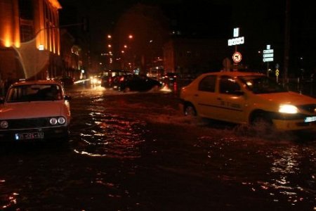 Sağanak Yağmur Cadde Ve Sokakları Göle Çevirdi