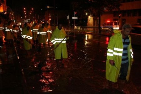 Sağanak Yağmur Cadde Ve Sokakları Göle Çevirdi
