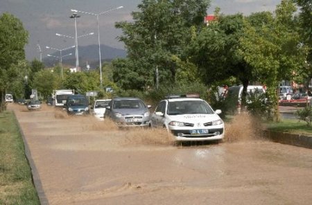 Sağanak Yağmur Elazığ'da Hayatı Olumsuz Etkiledi