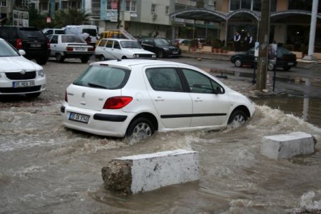 Sağanak yağmur İzmir'i Venedik'e çevirdi