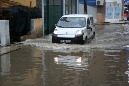Sağanak yağmur İzmir'i Venedik'e çevirdi