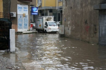 Sağanak yağmur İzmir'i Venedik'e çevirdi