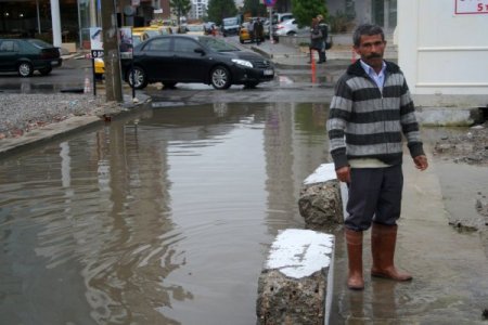 Sağanak yağmur İzmir'i Venedik'e çevirdi