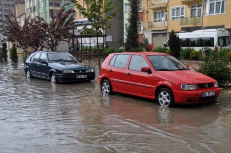 Sağanak Yağmur Yolları Göle Çevirdi