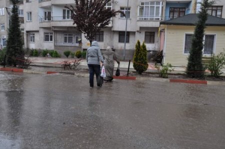 Sağanak Yağmur Yolları Göle Çevirdi