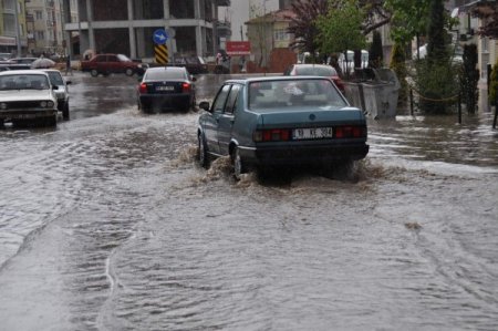 Sağanak Yağmur Yolları Göle Çevirdi