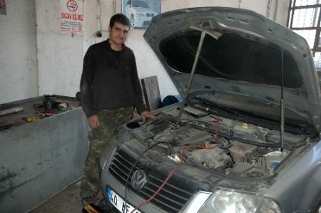 Sağır Ve Dilsiz Tamirci Ekmeğini Arabalardan Kazanıyor