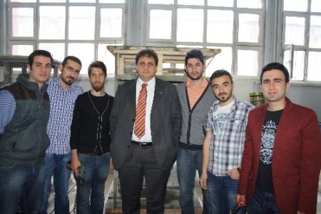 Sağlam olmayan yapılara dikkat çekmek için model bina inşa ettiler