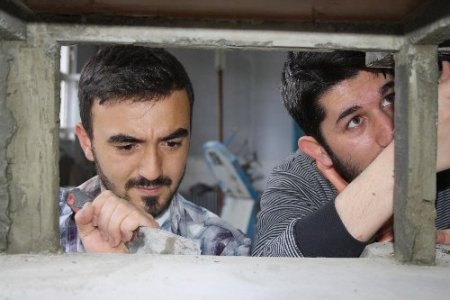 Sağlam olmayan yapılara dikkat çekmek için model bina inşa ettiler