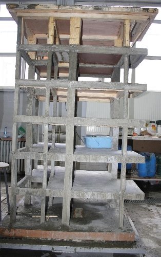 Sağlam olmayan yapılara dikkat çekmek için model bina inşa ettiler