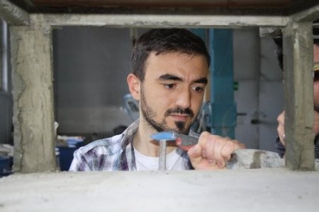 Sağlam olmayan yapılara dikkat çekmek için model bina inşa ettiler