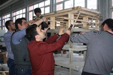 Sağlam olmayan yapılara dikkat çekmek için model bina inşa ettiler