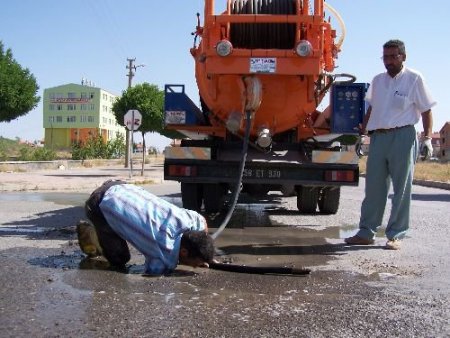 Sağlığını Hiçe Saydı, Eliyle Rögar Temizledi