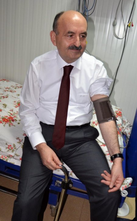 Sağlık Bakanı Müezzinoğlu, çadır kentteki Suriyelileri ziyaret etti