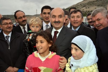 Sağlık Bakanı Müezzinoğlu, çadır kentteki Suriyelileri ziyaret etti