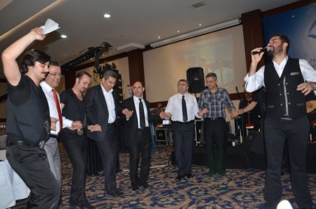 Sağlık çalışanları, türkülerle coştu, halay çekip stres attı