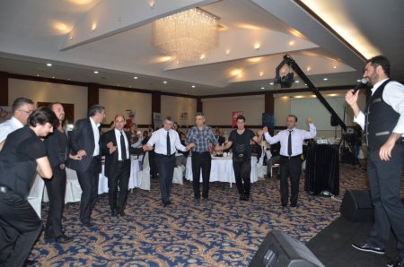 Sağlık çalışanları, türkülerle coştu, halay çekip stres attı