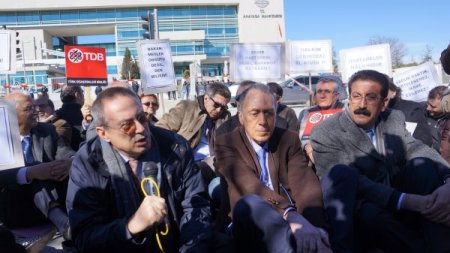 Sağlık çalışanlarından Anayasa Mahkemesi önünde 'KHK' protestosu