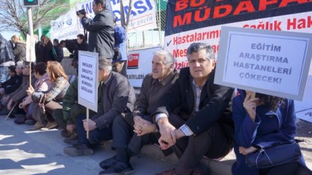 Sağlık çalışanlarından Anayasa Mahkemesi önünde 'KHK' protestosu