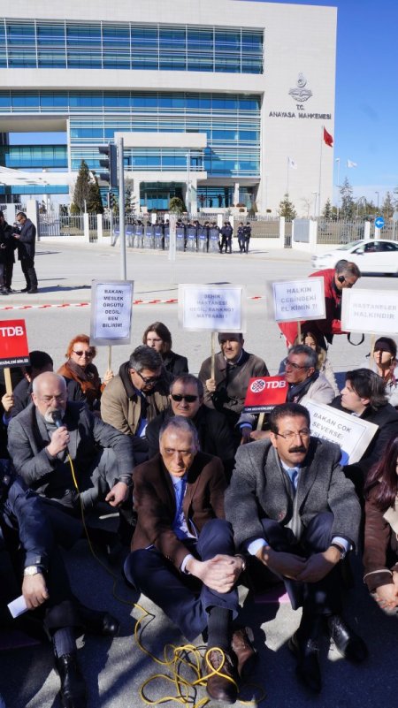 Sağlık çalışanlarından Anayasa Mahkemesi önünde 'KHK' protestosu