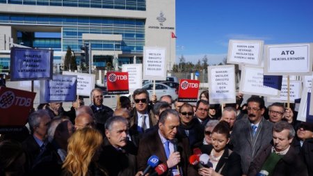 Sağlık çalışanlarından Anayasa Mahkemesi önünde 'KHK' protestosu