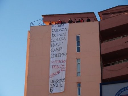 Sağlık çalışanlarından hastane çatısında eylem