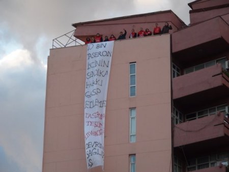 Sağlık çalışanlarından hastane çatısında eylem