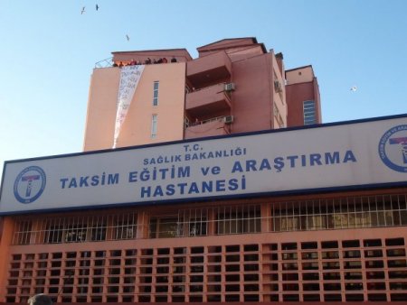 Sağlık çalışanlarından hastane çatısında eylem