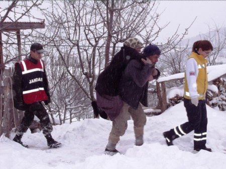 Sağlık Ekibi, Köydeki Hastaya Jandarmanın Yardımıyla Ulaştı