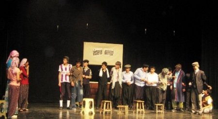 Sağlık Meslek Lisesi öğrencilerinden tiyatro gösterisi