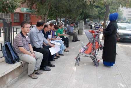 Sağlık ocağının kapısına kilit vuruldu, doktorlar sokakta kaldı