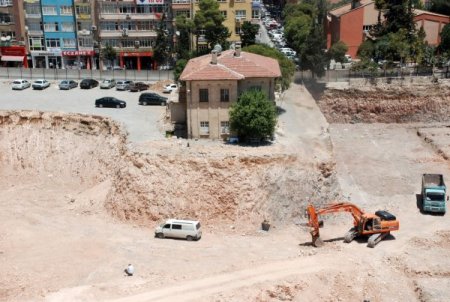 Sağlık ocağının kapısına kilit vuruldu, doktorlar sokakta kaldı