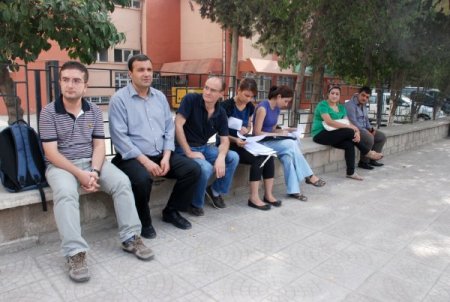 Sağlık ocağının kapısına kilit vuruldu, doktorlar sokakta kaldı