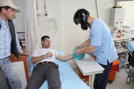 Sağlıkçılar, Şiddete Tepki İçin Motosiklet Kaskı Takarak Hastalara Müdahale Etti