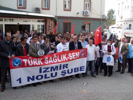 Sağlıkçılar protesto için diş protezlerini yaktı