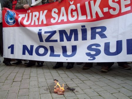 Sağlıkçılar protesto için diş protezlerini yaktı
