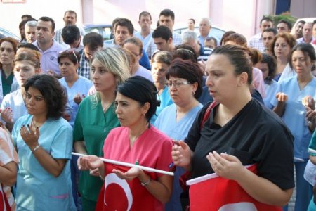 Sağlıkçılar şehitlere dua edip İstiklâl Marşı okuyarak mesaiye başladı