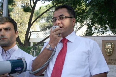 Sağlıkçılar şehitlere dua edip İstiklâl Marşı okuyarak mesaiye başladı