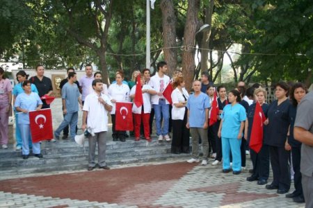 Sağlıkçılar şehitlere dua edip İstiklâl Marşı okuyarak mesaiye başladı