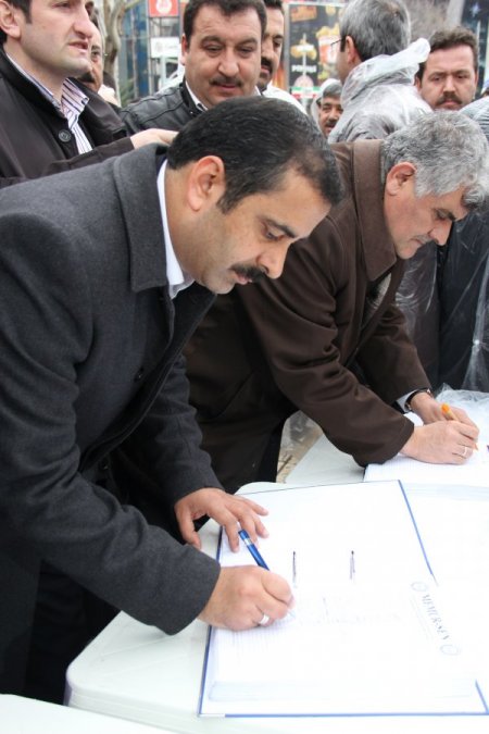 Sağlıkçılardan kamuda kıyafet özgürlüğü kampanyasına destek