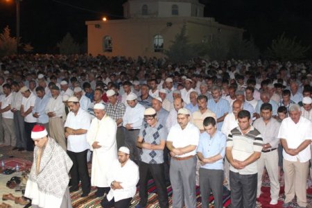 Sahabe Kabrinde Düzenlenen Kadir Gecesi'ne Binlerce Vatandaş Katıldı