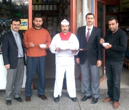 Şahika Yurdu, Esnafa Aşure Dağıttı