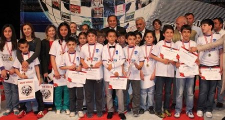 Sahil Koleji, altın çocukları ödüllendirdi
