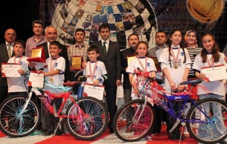 Sahil Koleji, altın çocukları ödüllendirdi