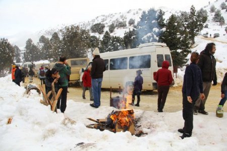 Sahilde güneşlenip dağda kayak yapıyorlar