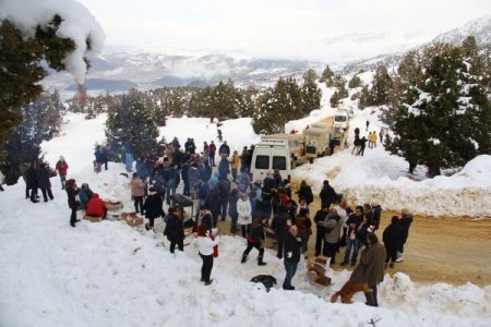 Sahilde güneşlenip dağda kayak yapıyorlar